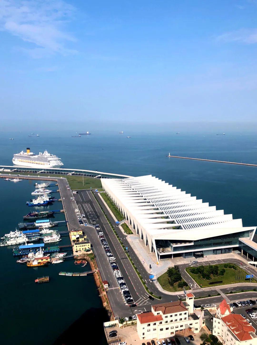 1901年,众多航运公司在伦敦塔东侧的瓦平和其前方船坞岛上接连建设