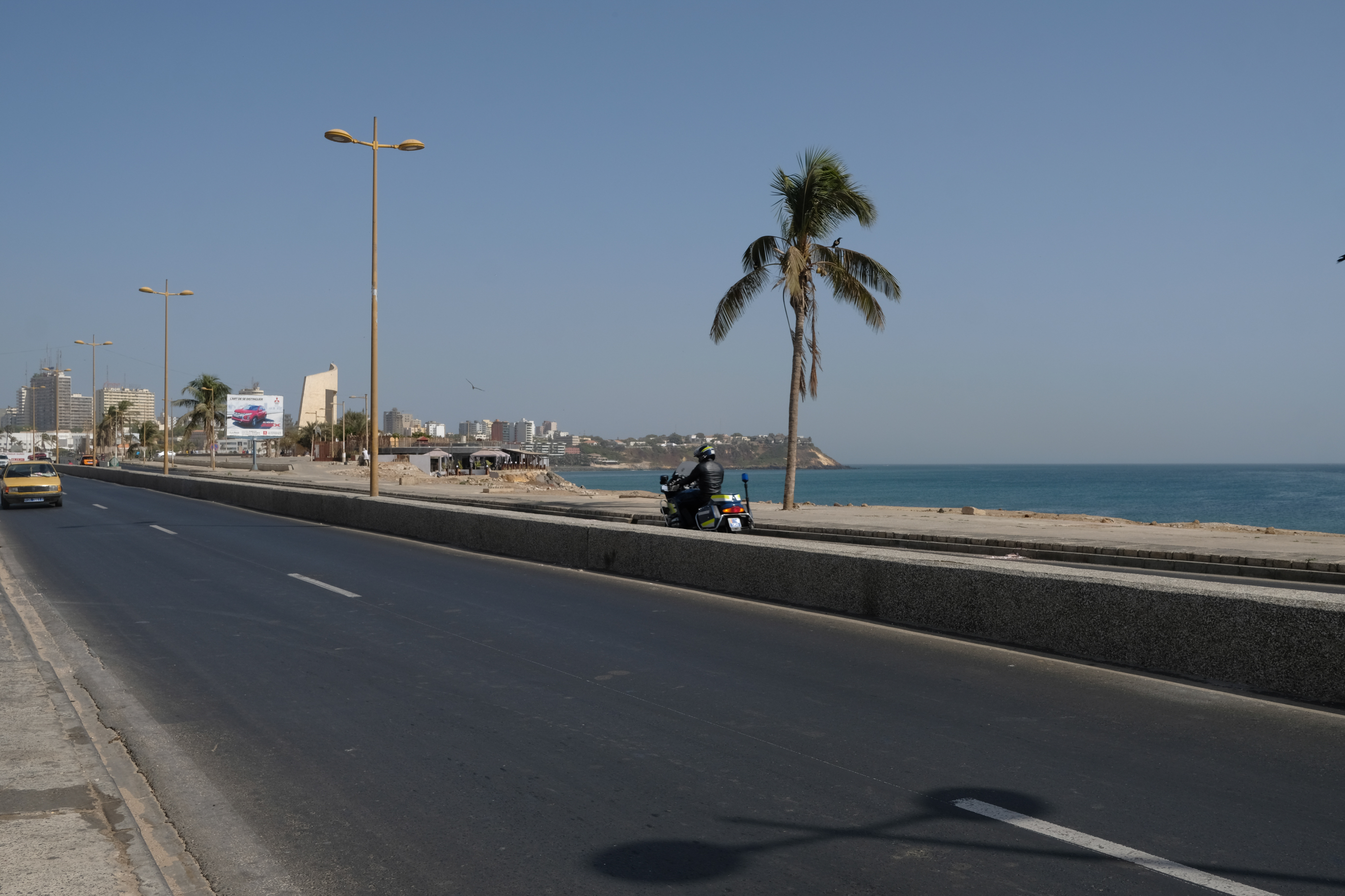 4月14日,塞内加尔首都达喀尔的滨海大道车辆稀少