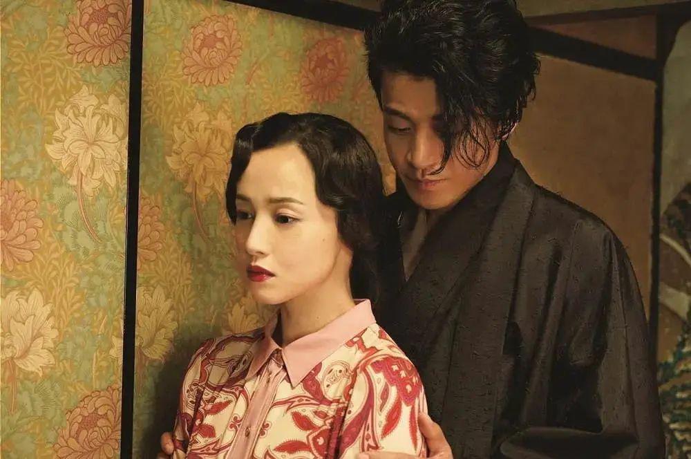 身兼太宰治的情人和弟子双重身份的作家太田静子,同时守护着家庭,支持