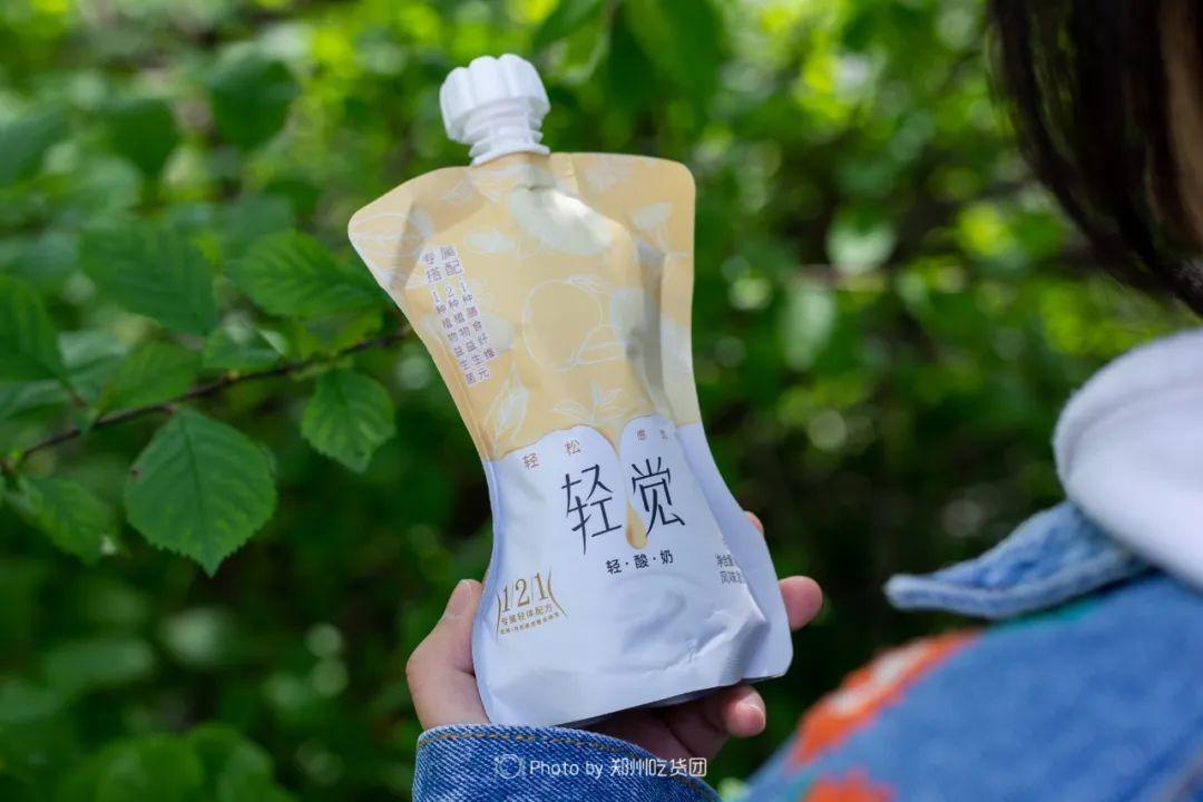 淡黄的包装轻体的配方花花牛轻觉轻酸奶时尚又健康