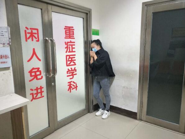 白萨础拉在重症监护室门外守候着孩子瑄瑄是32周早产儿,因各项器官未
