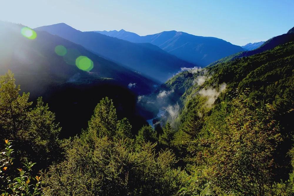 血浴紅河谷,氣蒸米糧倉亞東溝02這些瀑布在崇山峻嶺,茫茫林海的襯映下