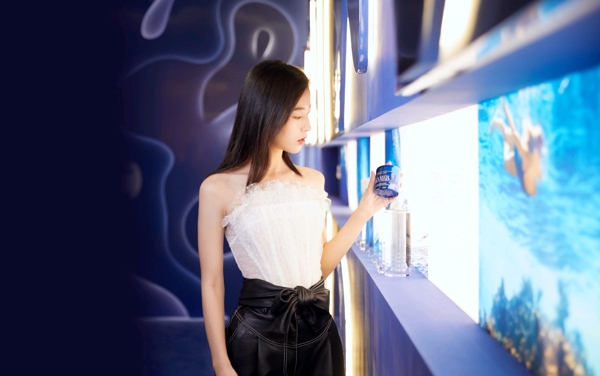 26岁周雨彤穿搭很高级身穿白色抹胸上衣配黑色皮裤时尚又显瘦