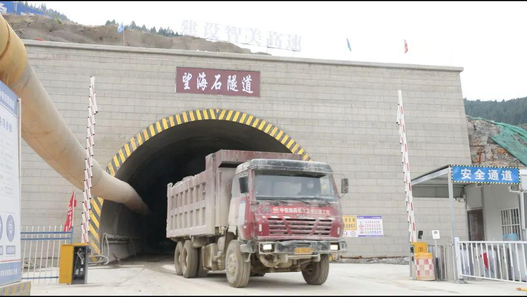 视频千凿万击向光而行新台高速望海石隧道进入百米冲刺