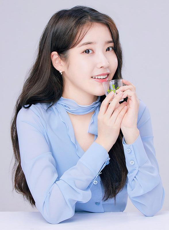 原创李知恩广告大片公开每一套穿搭精致细腻表达出满满清新感