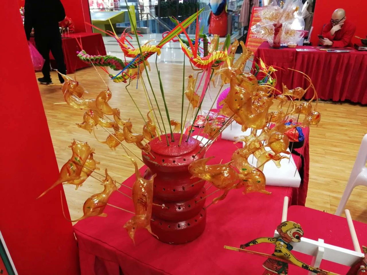 儿时甜蜜的回忆精美的吹糖人艺术