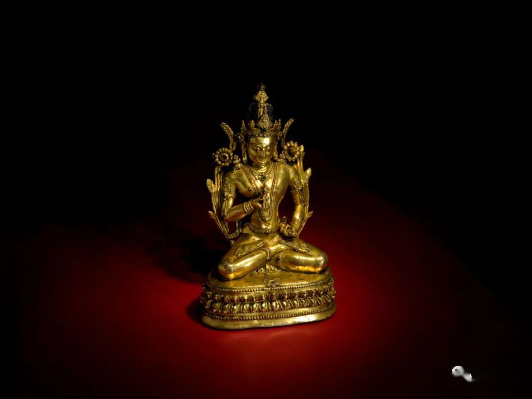 金刚萨埵右手持杵托举于胸前,左手持铃置于腰间,为判断其身份的依据.