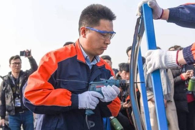 抗住8吨重压背后有何意义?体验吉利博瑞军工品质_搜狐汽车_搜狐网