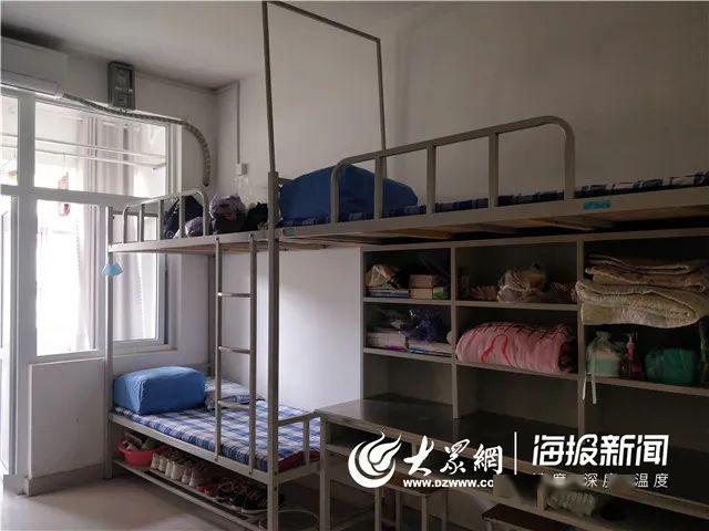 潍坊四中的同学们返校,间隔有序进去宿舍.