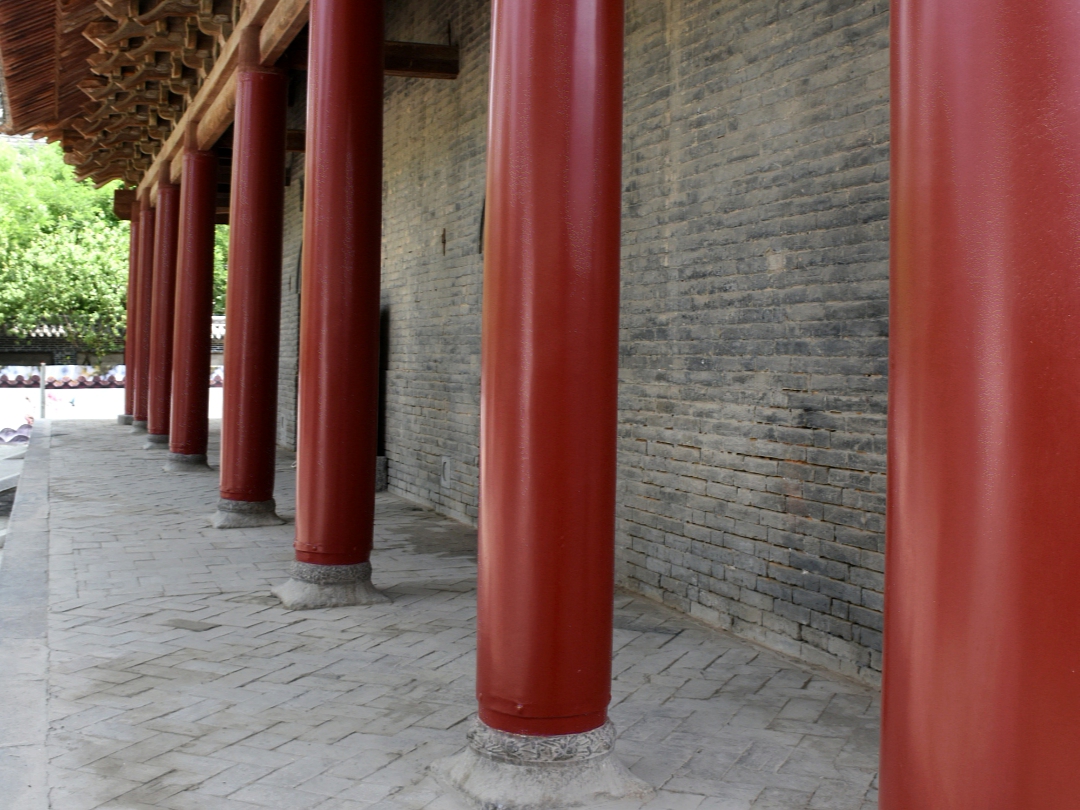建在高台上的大殿,古朴大气,朱红色的柱子,彰显着大殿的庄严和东岳庙