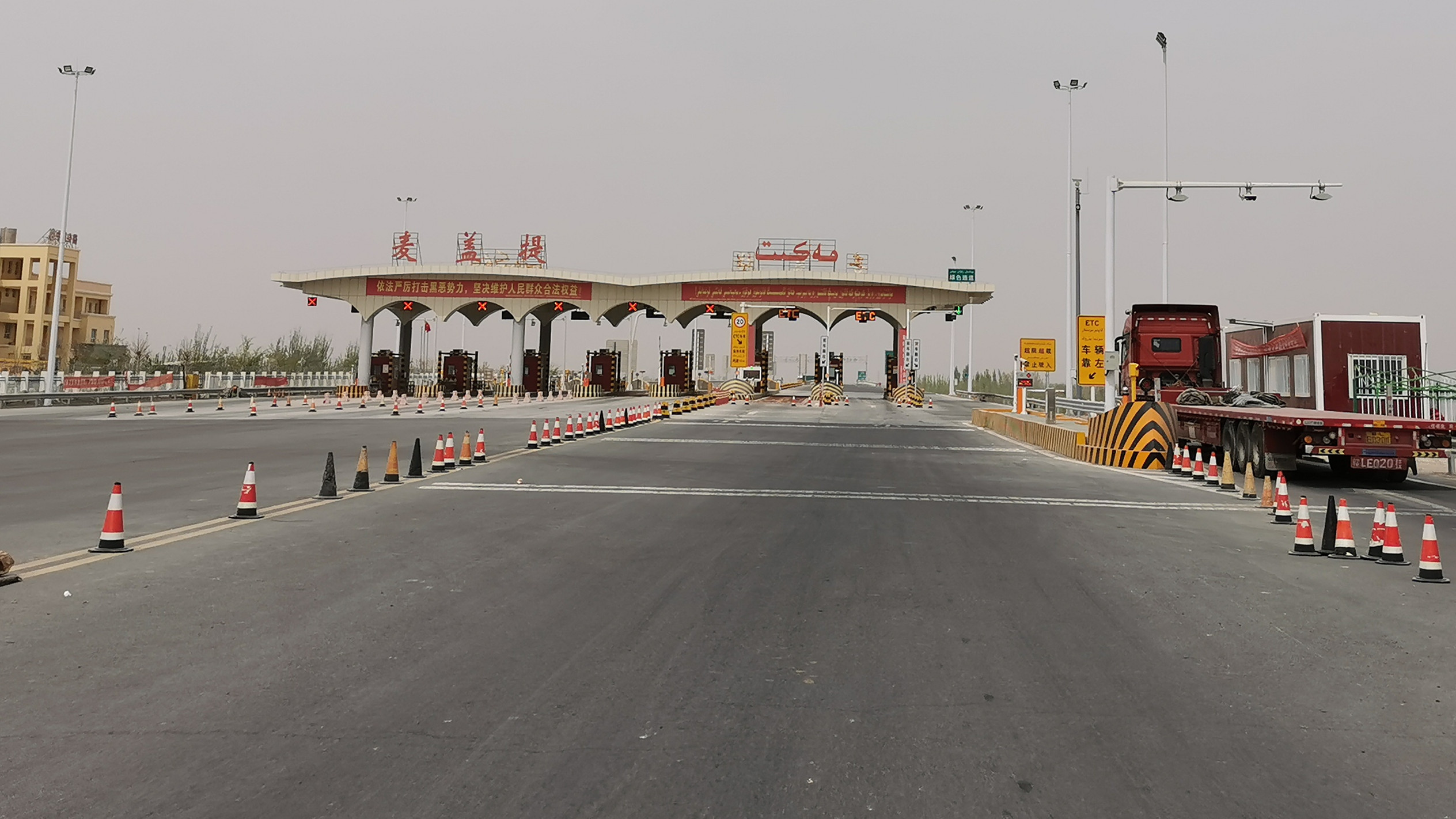 乌鲁木齐,2020年4月15日记者手记:那人 那路 那沙漠这是麦盖提县境内