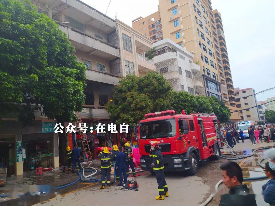 突发电白三角圩一栋住宅发生火灾现场浓烟滚滚