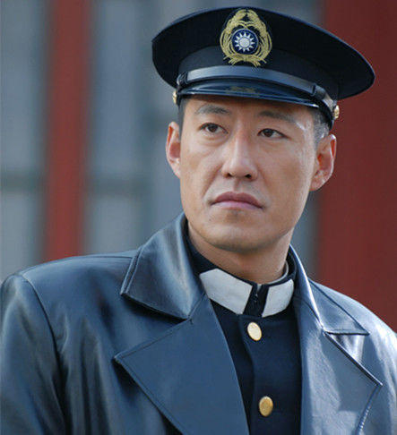 他走红后与前妻离婚,娶小13岁娇妻,而今44岁依旧不温不火 _于震