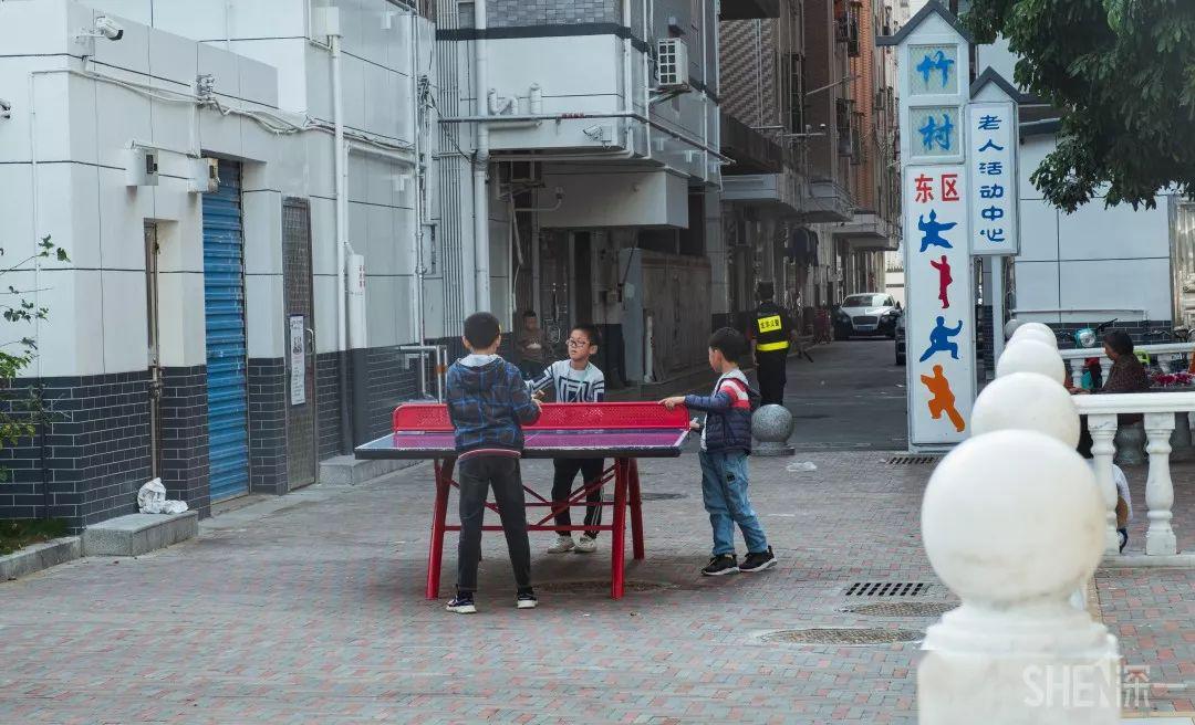 住在竹村的居民闲来无事都会跑来这里锻炼身体,跳跳