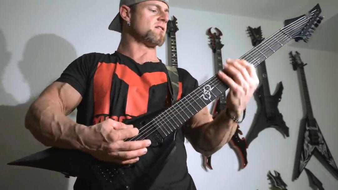 肌肉男金属吉他kevinfrasard与他的solarv17fbb吉他