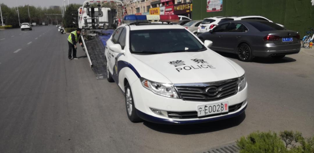 提醒中卫一辆警车在银川违停被清拖交警一视同仁