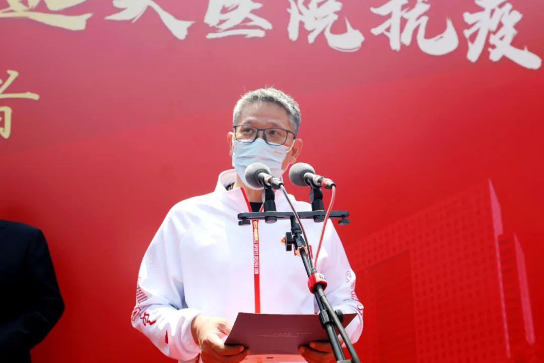 随后,虞洪副院长向蔡秀军院长郑重移交邵逸夫医院援武汉医疗队队旗,这