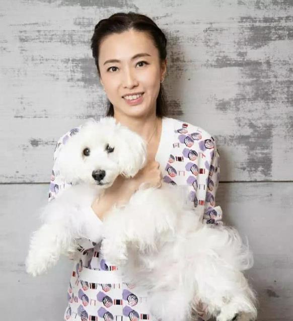 11岁坐拥50亿资产,刘銮雄为她怒斥吕丽君,当甘比女儿太幸福_刘秀桦