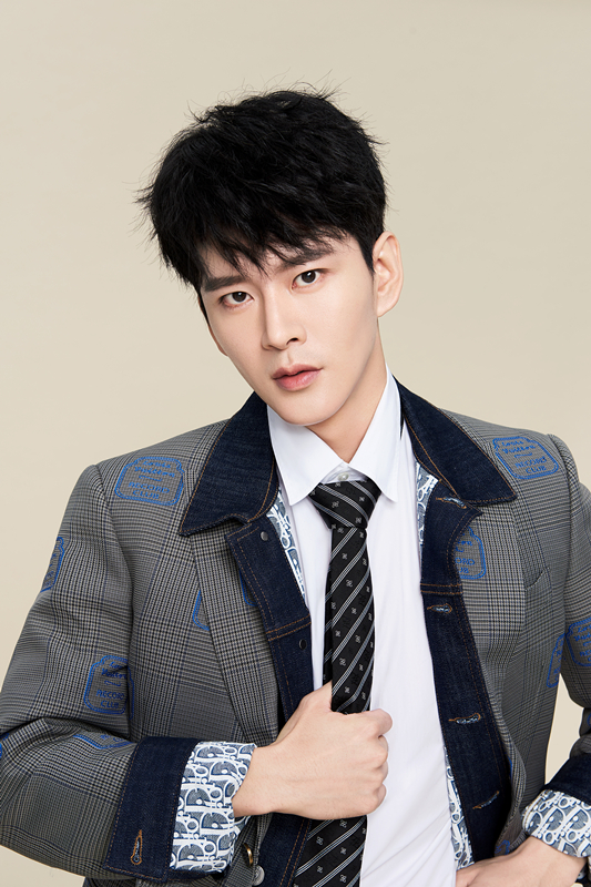 黄宥明生日组图曝光 目光迥然演绎初春暖男