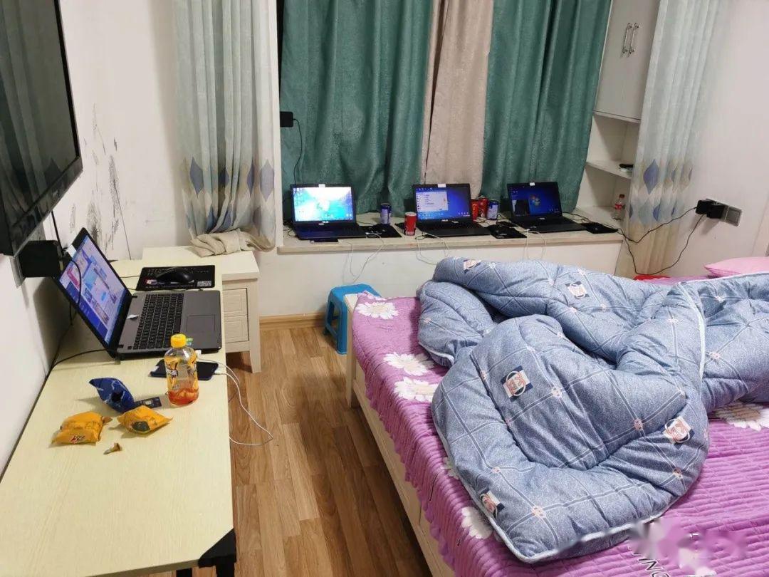 出租屋自拍夜里图片