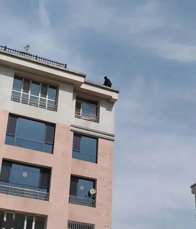 呼和浩特一男子从6楼楼顶跳下,掉到1楼花园里