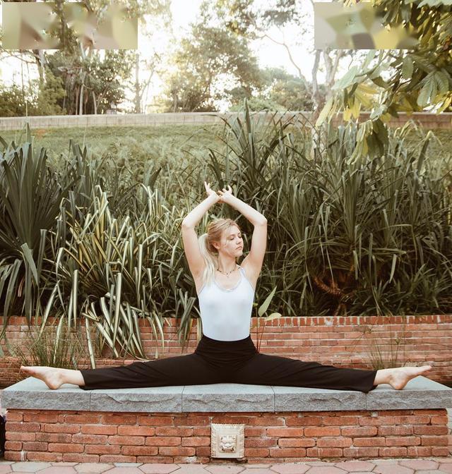 首先坐立于地面之上,双腿做一字马状,脚尖绷直,腹部用力上提保持姿势