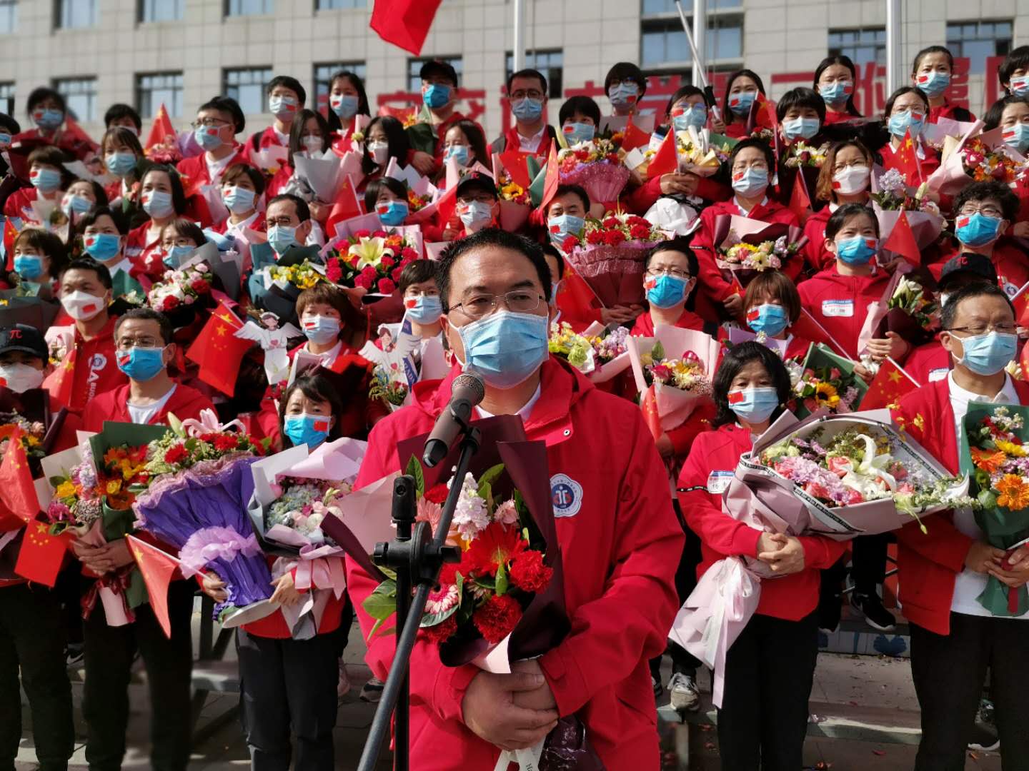 西安交大二附院援武汉国家医疗队载誉返院