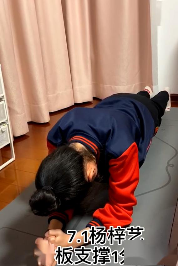 七年级本次活动共有1分钟俯卧撑,1分钟前单摇跳绳,一分钟仰卧起坐及