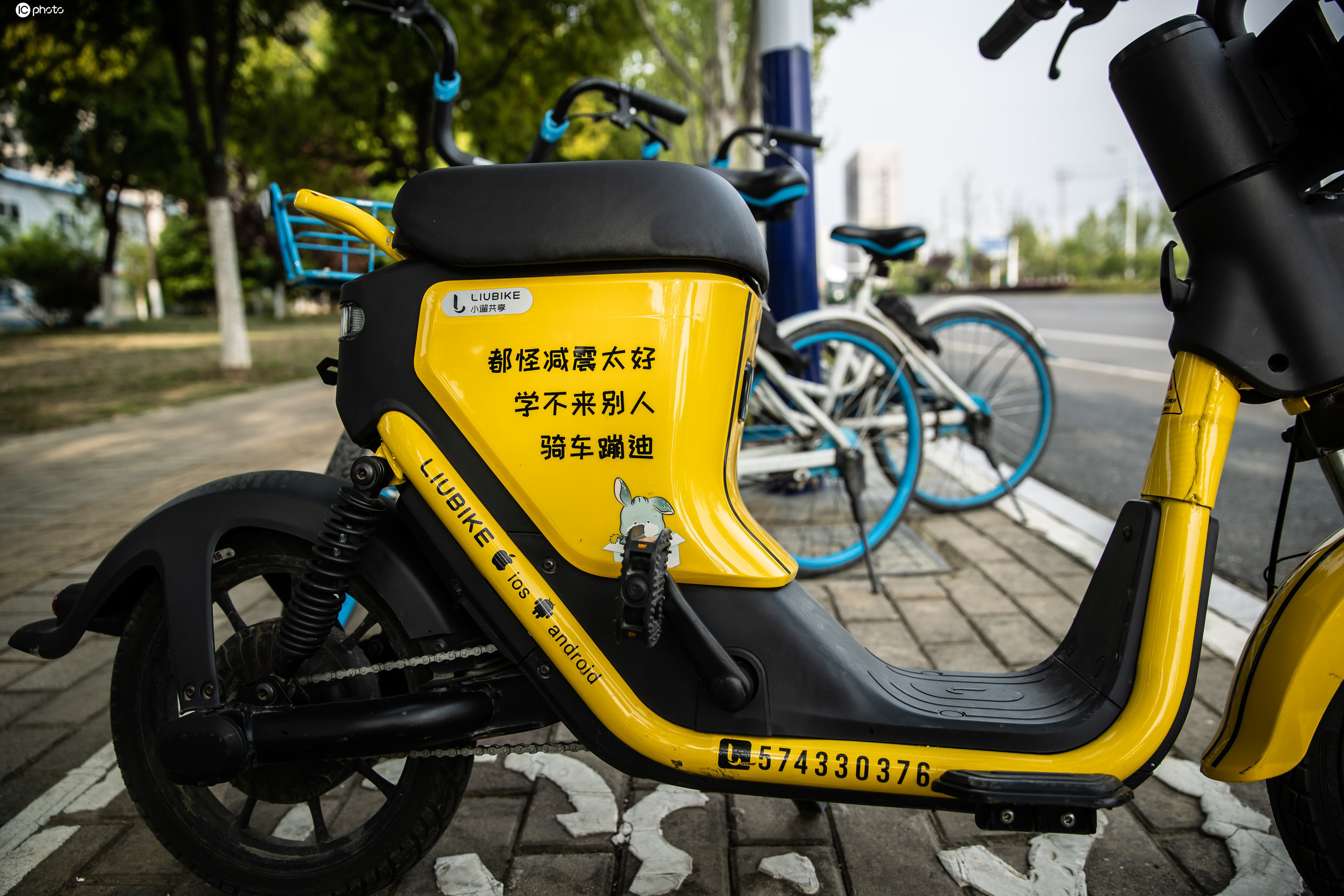 小遛共享电单车现身合肥街头黄色萌系设计搭配有趣车身标语
