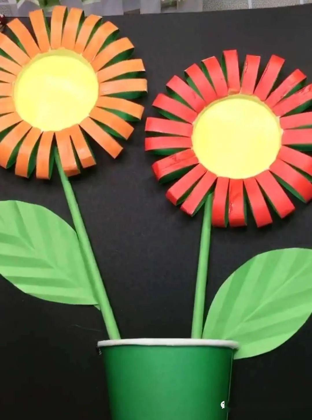 5.纸杯剪一半做花瓶,给花心,花瓣涂上颜色.4.