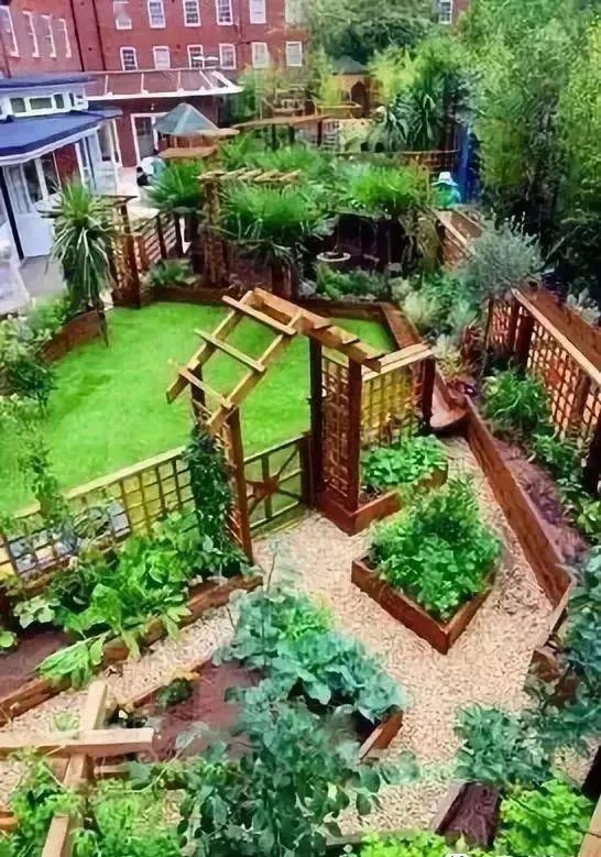 将庭院划分成不同功能区,种花有花园区,种菜有菜园区,休闲有休闲区