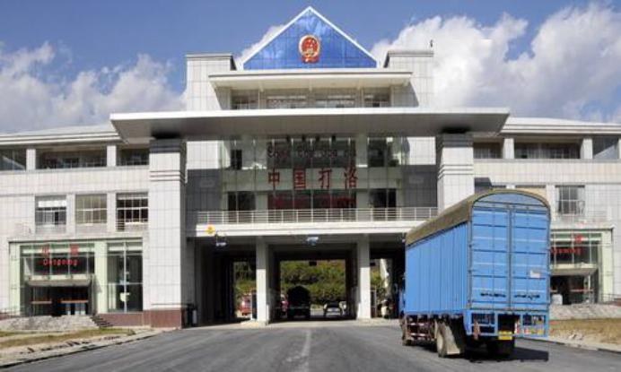 打洛口岸是云南省重要的边境旅游贸易口岸,这里人员密集,贸易集中