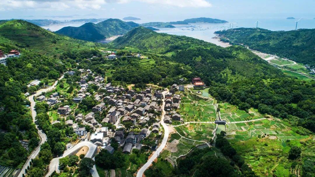 驶入玉环市龙溪镇山里村,这条公路整洁,美观,公路两侧有丰富的景观