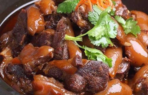 广东雷州的白切狗肉.广东的客家五香狗肉煲.