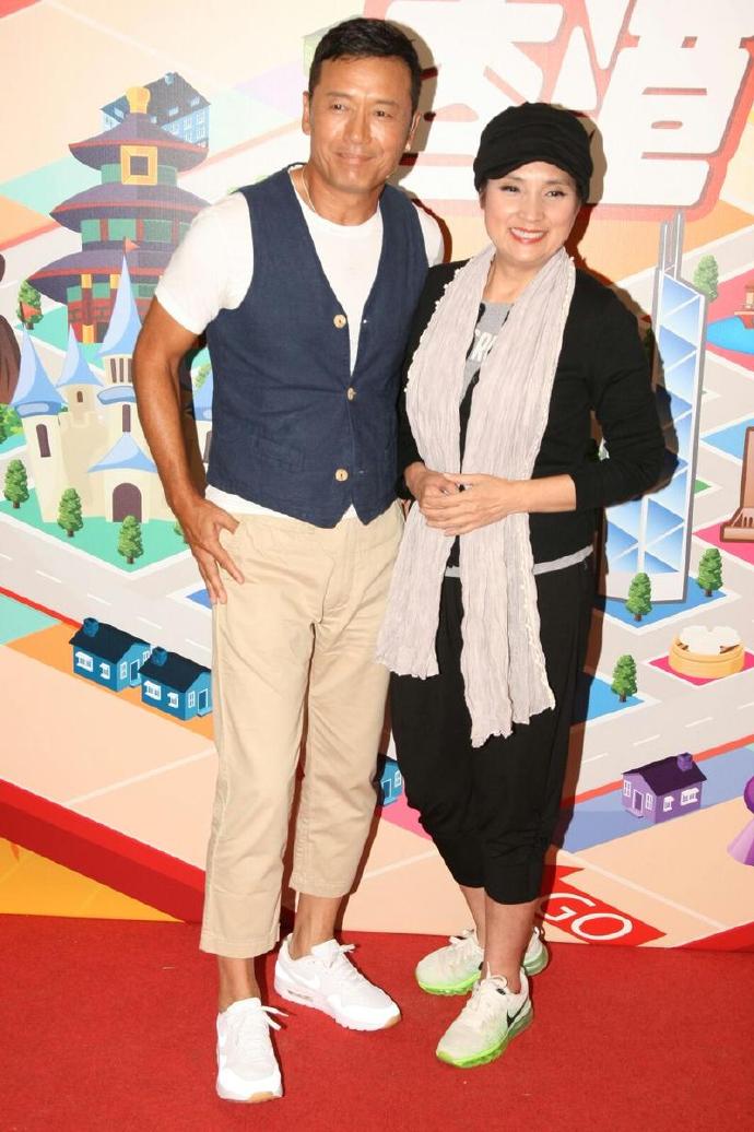 58岁戚美珍与老公恩爱如初身材走样满脸皱纹都丝毫不受影响