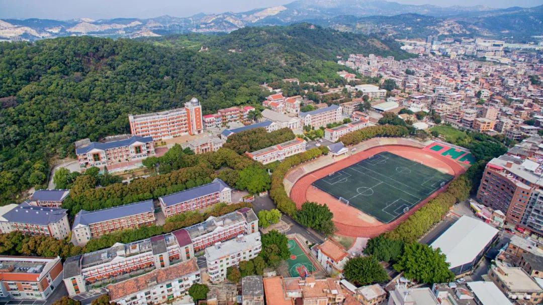 2000年,南安多地中学已创建成为一级达标中学,王若仁着急了.