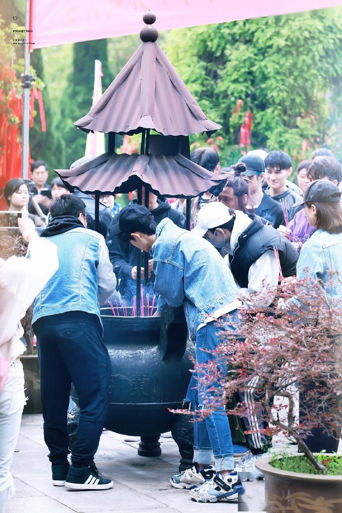 肖战陈情令开机仪式饭拍乖顺刘海牛仔外套尽显少年气