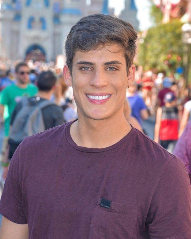 52岁成人生赢家,球星内马尔妈妈穿花裙忙社交,斩获22岁鲜肉男模_纳丁