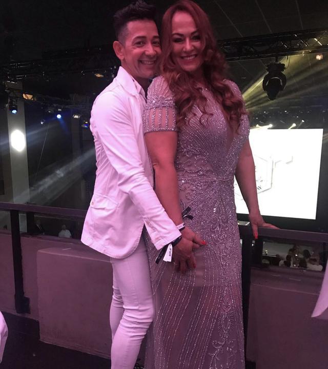 52岁成人生赢家,球星内马尔妈妈穿花裙忙社交,斩获22岁鲜肉男模_纳丁