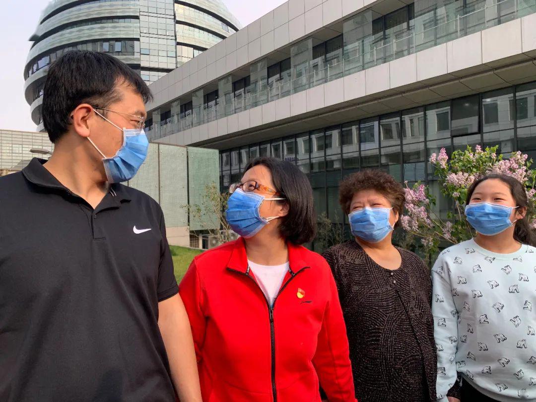 他们分离了79天.他是曹杰,北京市公安局公交总队石榴庄站派出所所长.