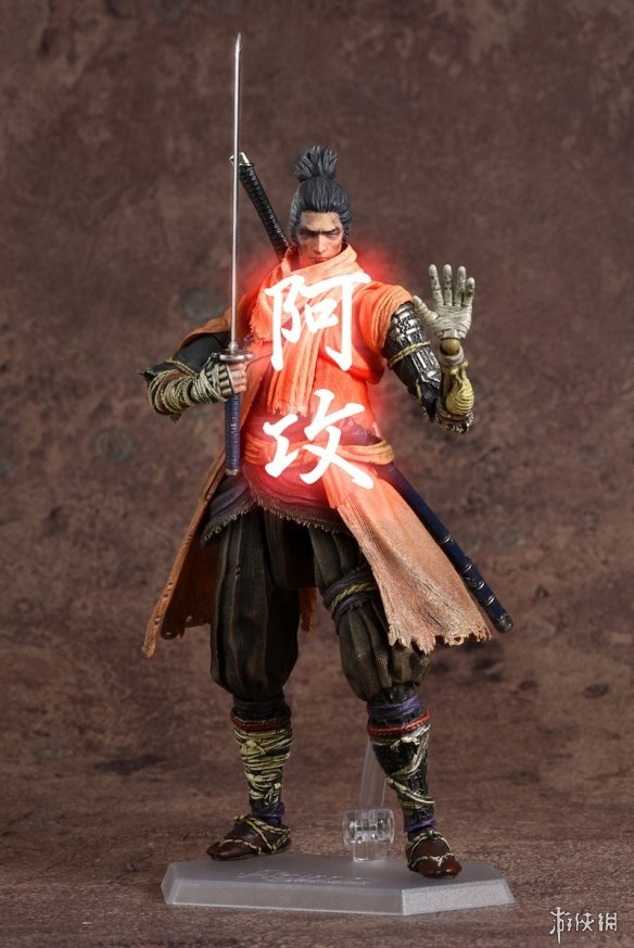 配件还另附有机关斧,长枪,机关伞,鬼佛和【死】特