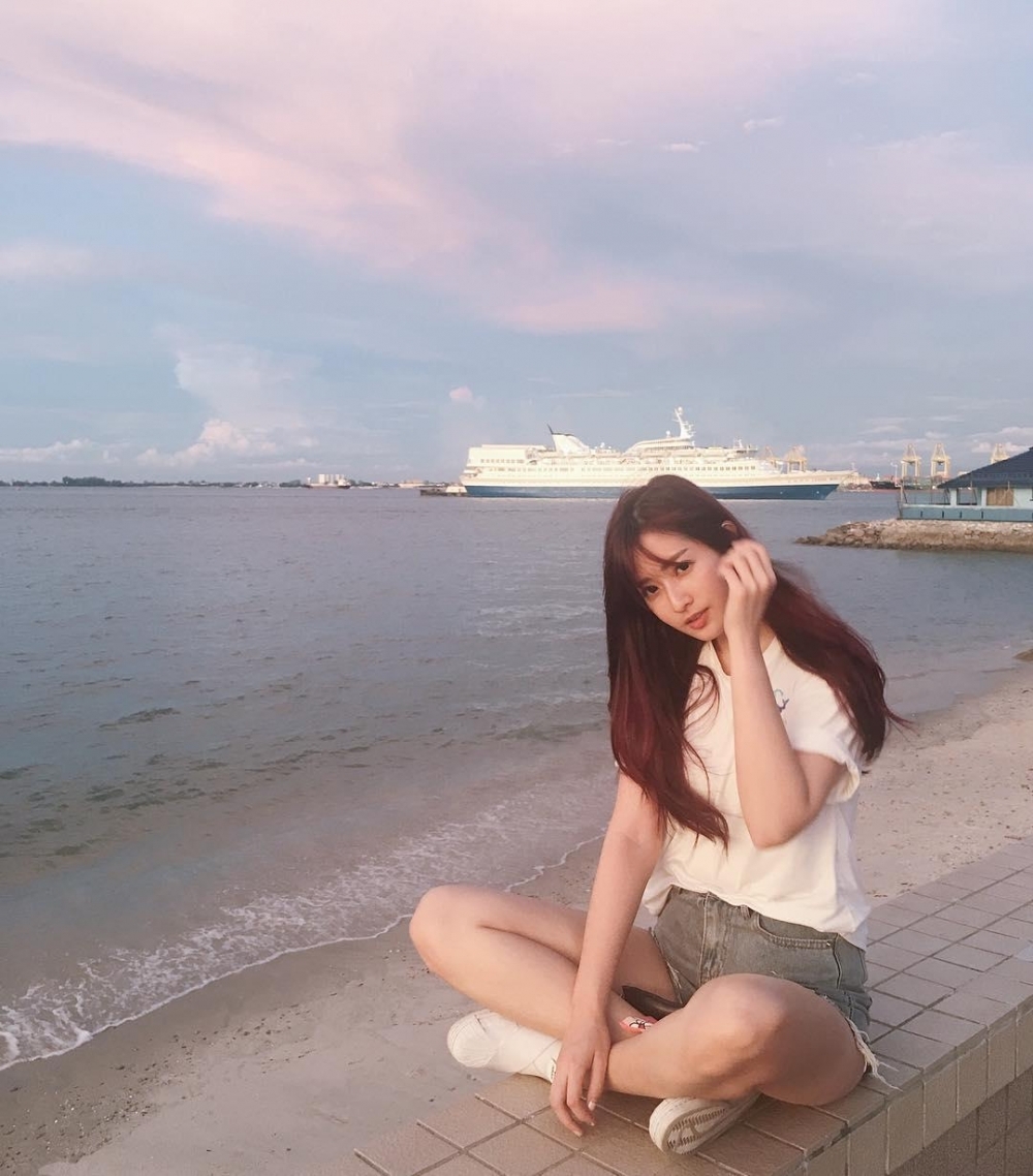 身材高挑的美女热裤搭配露脐背心立显好身材