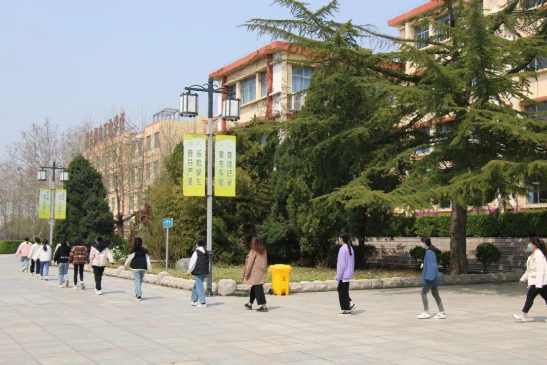 对此,莱阳四中的负责人告诉记者,学校针对返校开学,日常防控,应急处置