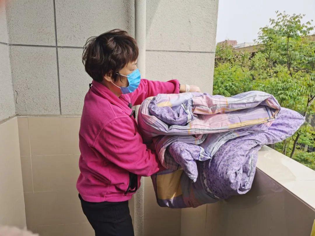 晒被子晒幸福宿舍阿姨的这份宠爱太温暖