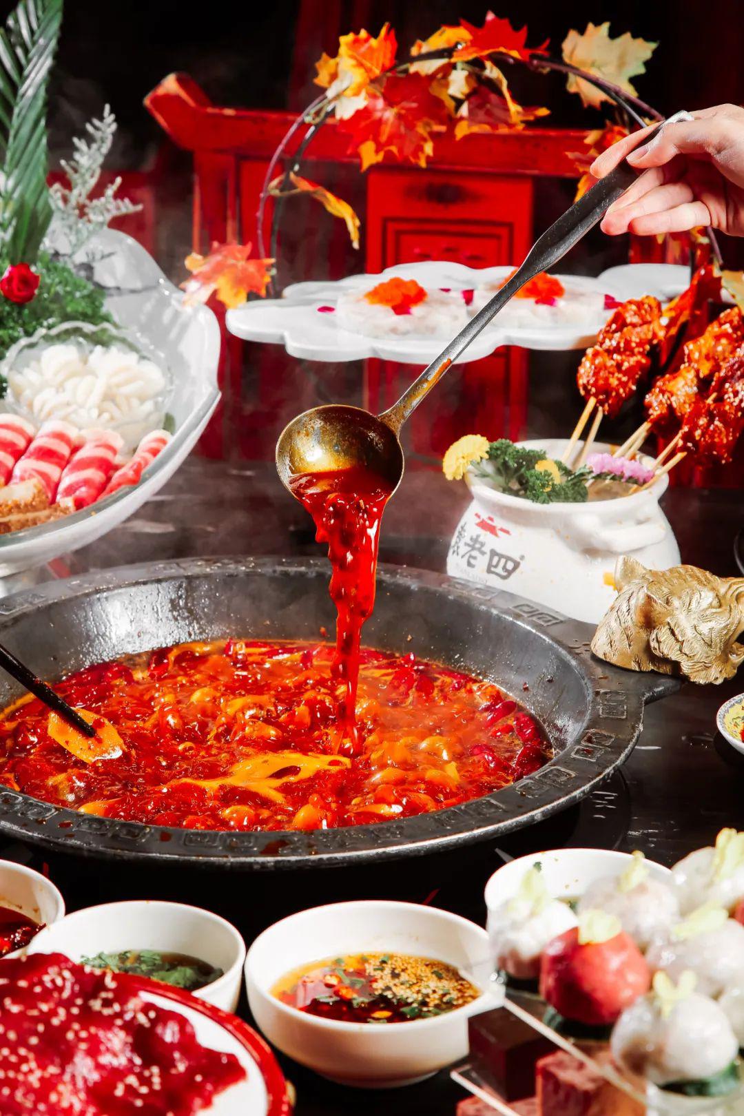 了"排队传奇"的称号,但你不用跑这么远,现在就能吃到正宗的重庆火锅啦