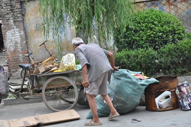 农村大爷土堆捡破烂好心人捐钱被拒大爷这破烂抵一套房