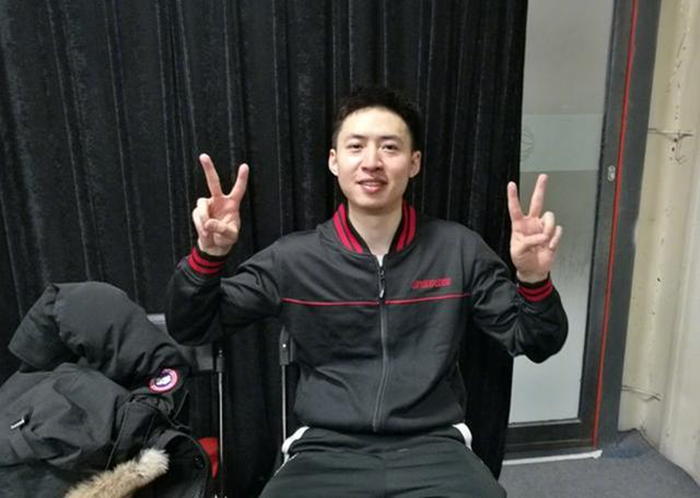 国乒世界冠军太逗了!光着膀子给自己理发,手机壳和身材遭到调侃