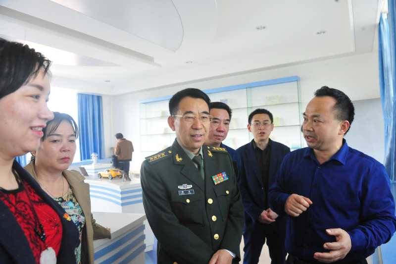 常德军分区政委董亮一行到市二中调研国防教育工作