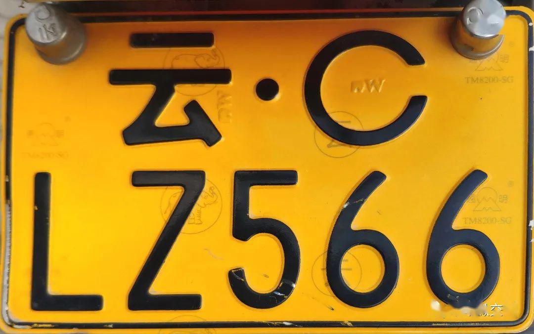 "黄底黑字"牌的驾驶人必须佩戴头盔.