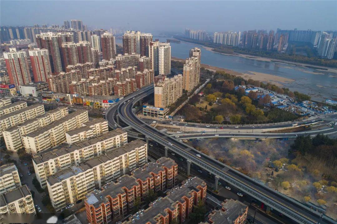 网,建设呼南高铁(豫西通道)等,形成"十字形"高速铁路骨架;推动郑登洛